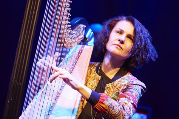 Alina plays a harp